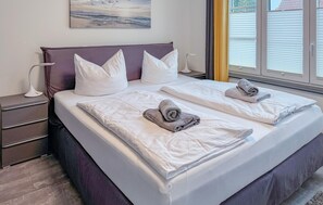 2 bedrooms, travel cot, free WiFi, bed sheets