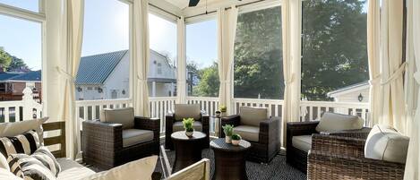 Smart-tv, eldstad och ett bordtennisbord