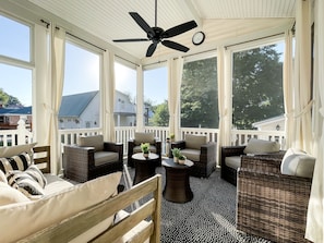 Smart TV, fireplace, ping pong - Bee's Knees - Private Heated Pool and Hot Tub, Dog Friendly, Wineries (Washington)