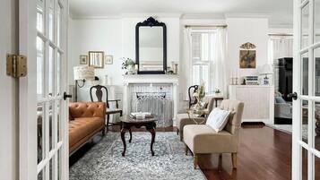 Smart TV, chimenea y tenis de mesa