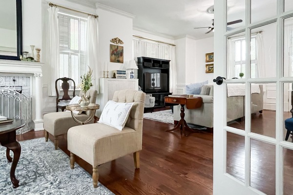 Smart-tv, eldstad och ett bordtennisbord