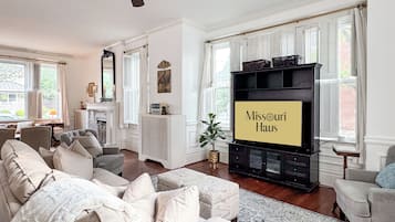 Smart-TV, Kamin, Tischtennisplatte