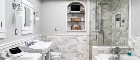 Ensemble douche/baignoire, sĂšche-cheveux, serviettes fournies