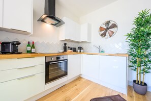 Basic-Apartment | Eigene Küche | Großer Kühlschrank, Mikrowelle, Ofen, Herdplatte