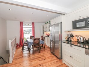 Casa de campo | Cocina privada | Frigorífico, lavavajillas, hervidor eléctrico y utensilios de cocina