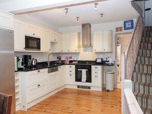 Cottage | Private kitchen | Fridge, dishwasher, electric kettle, cookware/dishes/utensils