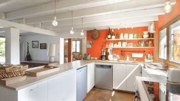 Frigorífic, microones, forn i placa de cuina