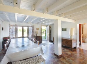 Dining - Comfortable family chalet 5 min. drive from the lake (Viviers-du-Lac)