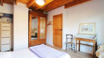 5 dormitoris, planxa i posts de planxar i un bressol de viatge