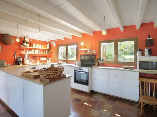 Fridge, microwave, oven, stovetop - Comfortable family chalet 5 min. drive from the lake (Viviers-du-Lac)