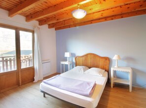 5 bedrooms, iron/ironing board, travel crib - Comfortable family chalet 5 min. drive from the lake (Viviers-du-Lac)