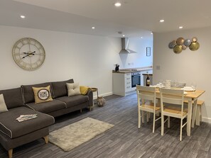 Appartement | Woonkamer | Een 30-inch televisie met kabelzenders