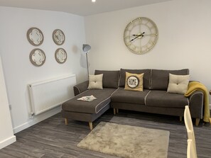 Apartment | Wohnzimmer | 30-Zoll-Fernseher mit Kabelempfang