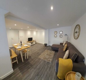 Apartment | Wohnzimmer | 30-Zoll-Fernseher mit Kabelempfang