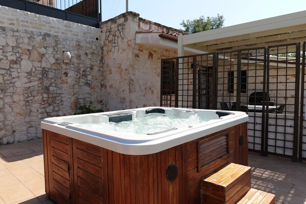 Bain à remous extérieur