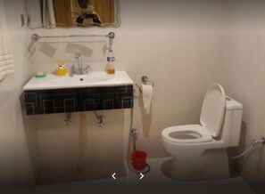 Executive Double Room | Bathroom | Shower, free toiletries, slippers, towels