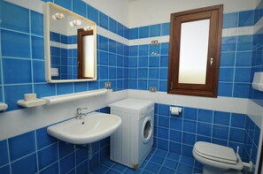Shower, bidet, towels - Appartamenti Ambra a San Teodoro (San Teodoro)