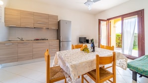 Fridge, microwave, stovetop, cookware/dishes/utensils - Appartamenti Ambra a San Teodoro (San Teodoro)