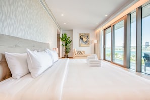 4 bedrooms, in-room safe, desk, laptop workspace