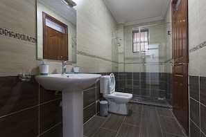 Ein Badezimmer mit Waschbecken, Toilette und einer Duschkabine.