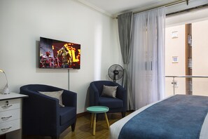 Deluxe dubbelrum - 1 dubbelsäng - utsikt mot staden | Strykjärn/strykbräda och gratis wi-fi