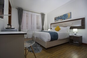 Chambre luxueuse, 1 chambre | Fer et planche à repasser, accès au Wi-Fi (inclus)