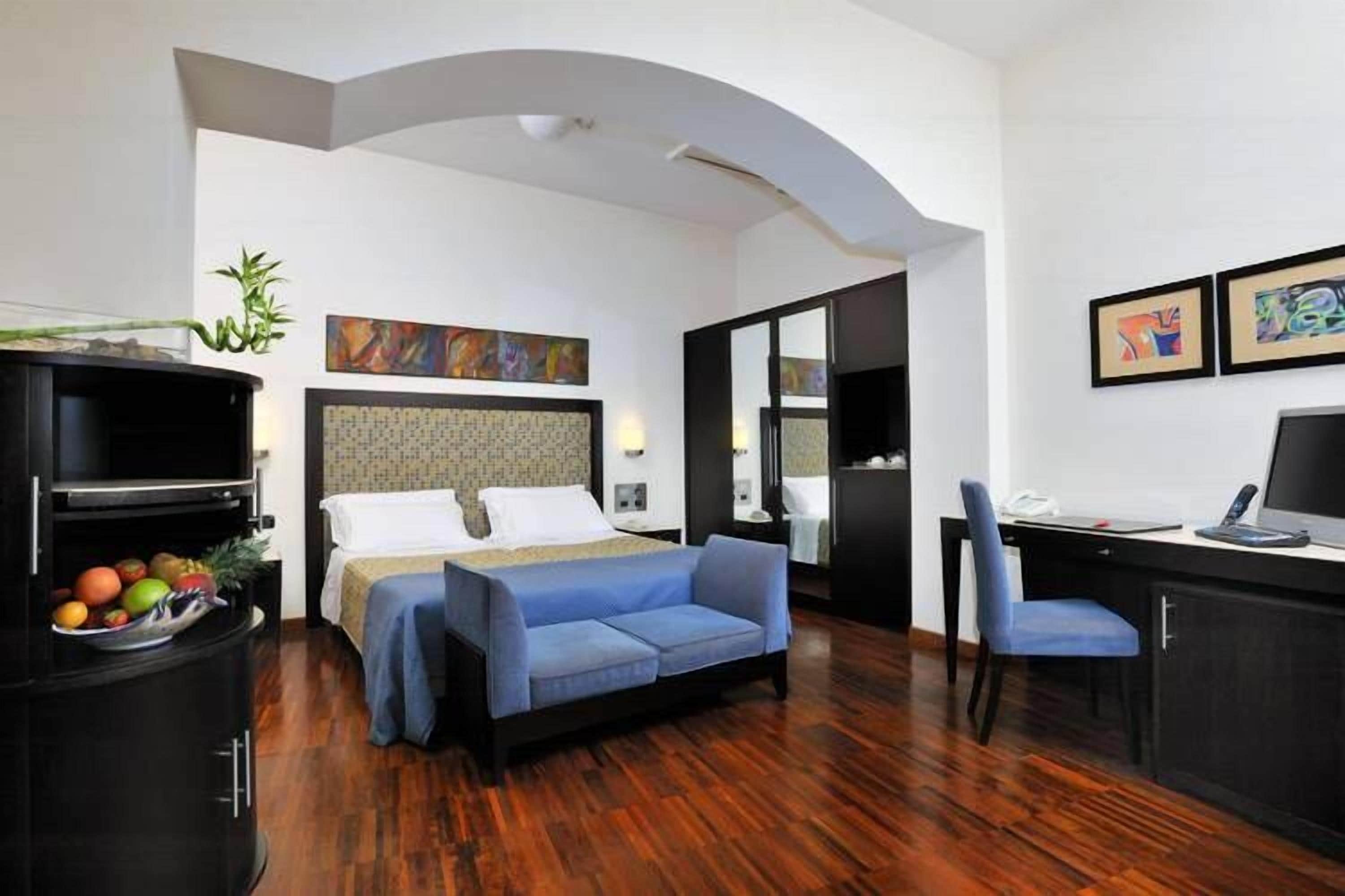 尊爵客房 | 迷你吧、客房內保險箱、布置獨特、書桌