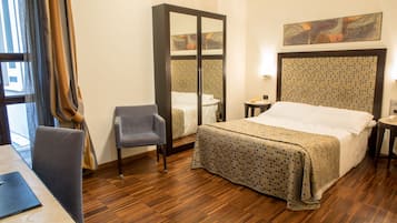 Habitación ejecutiva | Minibar, caja de seguridad en la habitación y muebles diferentes