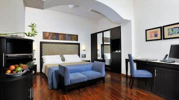 Habitación doble superior | Zona de estar | Una televisión de pantalla plana