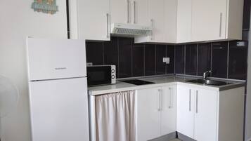 Réfrigérateur, micro-ondes, plaque de cuisson, cafetiÚre/bouilloire