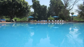 2 albercas al aire libre