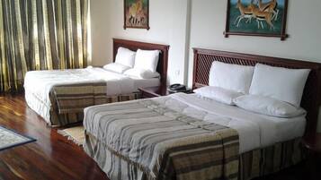 Habitación doble Deluxe | Caja de seguridad en la habitación y escritorio