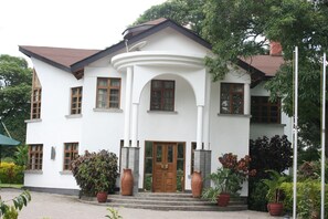 Villa presidencial | Caja de seguridad en la habitación y escritorio