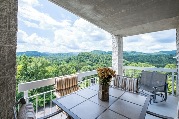 Condo, 1 Katil Raja (King) dengan Katil Sofa, Balcony, Mountain View (#441 - No Pets) | Tempat makan luar