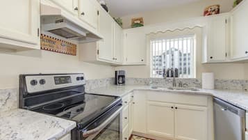 Appart'hÎtel, plusieurs lits, balcon, vue montagne (#113 - No Pets) | Cuisine privée | Réfrigérateur, micro-ondes, four, plaque de cuisson