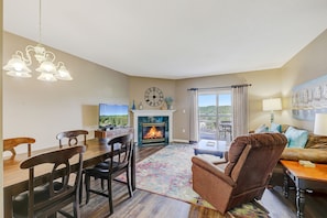 Condo, 1 Katil Raja (King) dengan Katil Sofa, Balcony (#221 - No Pets) | Ruang tamu | 40 inci televisyen dengan kabel, pendiangan