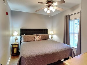 Apartamento, 1 cama de matrimonio grande con sofá cama, balcón, vistas a la montaña (#411 - No Pets) | 1 dormitorio, decoración individual, mobiliario individual y wifi gratis