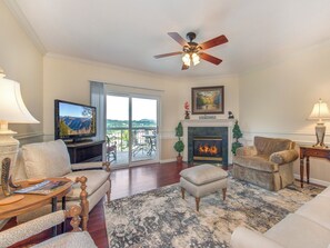 Apartamento, varias camas, balcón, vistas a la montaña (#113 - No Pets) | Zona de estar | Televisión de 40 pulgadas con canales por cable, una chimenea