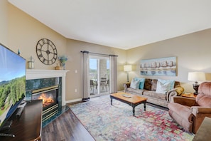 Condo, 1 Katil Raja (King) dengan Katil Sofa, Balcony (#221 - No Pets) | Ruang tamu | 40 inci televisyen dengan kabel, pendiangan