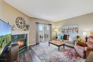 Huoneisto, 1 suuri parisänky ja vuodesohva, parveke (#221 - No Pets) | Oleskelualue | 40–tuumainen televisio, jossa kaapelikanavat