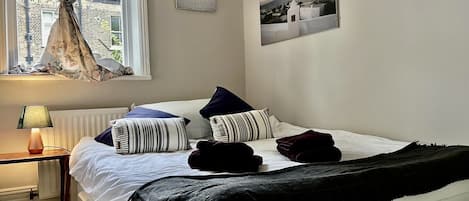 2 habitaciones, tabla de planchar con plancha, cuna de viaje y wifi