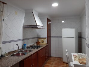 Réfrigérateur, micro-ondes, plaque de cuisson, cafetière/bouilloire