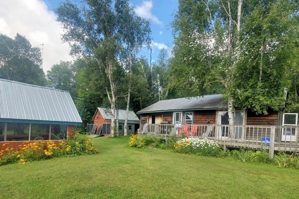 Enjoy main 3 bdrm cabin + additional screened-in games/dining room by the lake