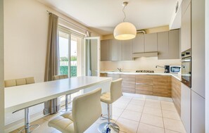 Kühlschrank, Mikrowelle, Herdplatte, Geschirrspüler