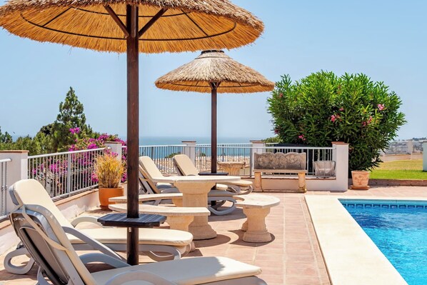 Een buitenzwembad, een verwarmd zwembad