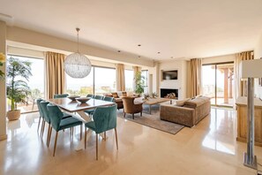 Smart TV, libros y estéreo 