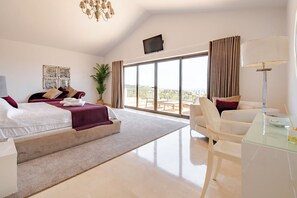 4 slaapkamers, een strijkplank/strijkijzer, reisbedje, gratis wifi