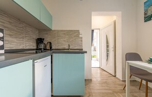 Refrigerador, parrilla de estufa y cafetera y tetera 