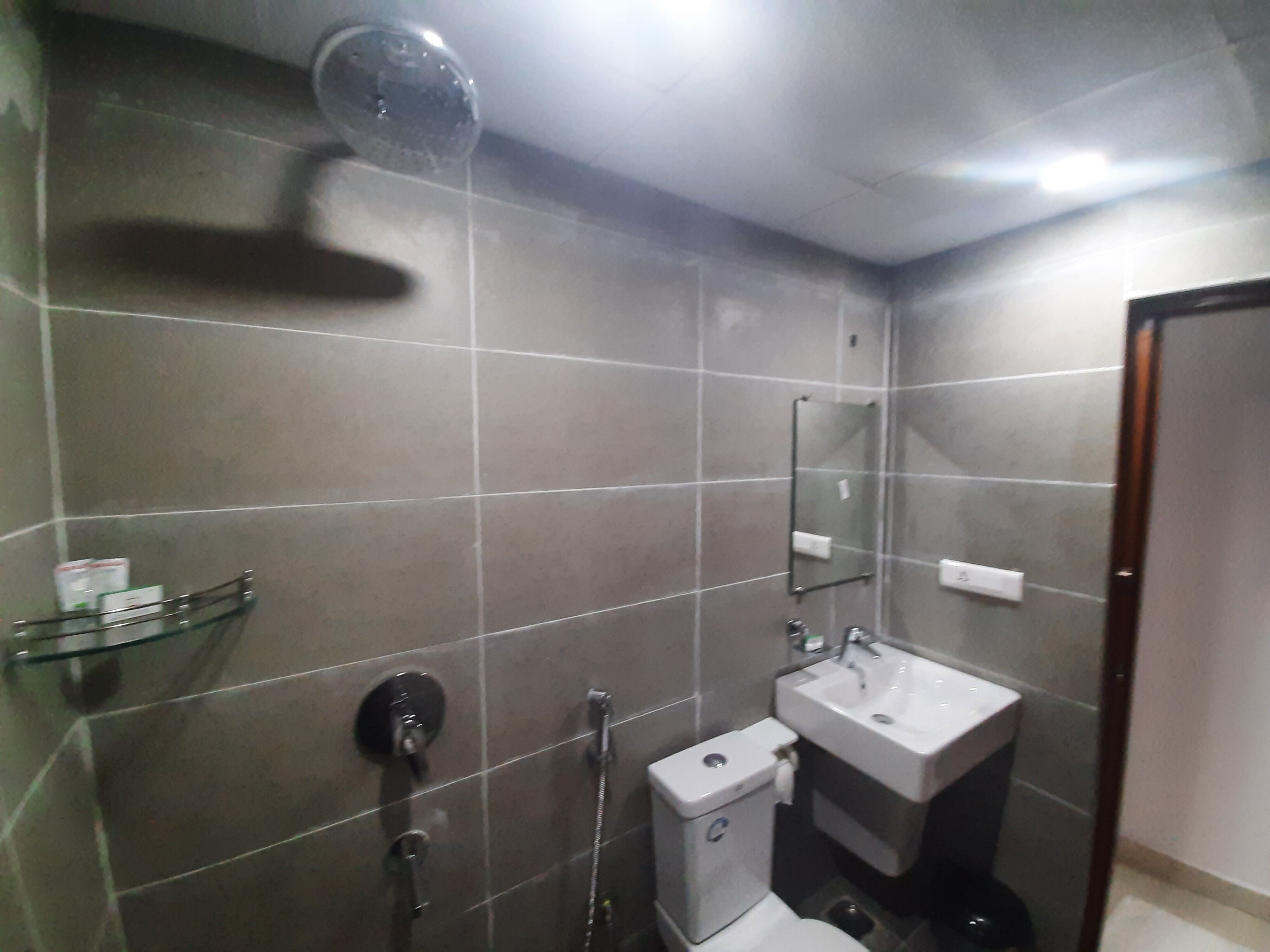 Quarto casal ou duplo luxo | Banheiro | Chuveiro, chuveiro com efeito de chuva