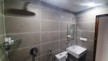 Deluxe kamer, 1 twee- of 2 eenpersoonsbedden | Badkamer | Een douche, een regendouche, een haardroger, handdoeken